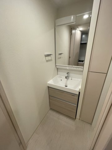 洗面設備　同物件反転のお部屋の写真でございます。 間取り図を参照してく