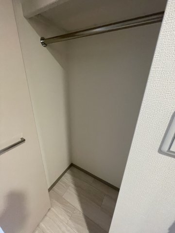 収納　同物件反転のお部屋の写真でございます。 間取り図を参照してく