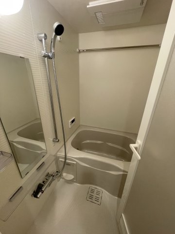 バス・シャワールーム　同物件反転のお部屋の写真でございます。 間取り図を参照してく