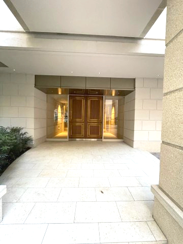 エントランス　同物件反転のお部屋の写真でございます。 間取り図を参照してく