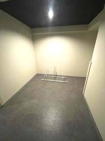 駐車場　同物件反転のお部屋の写真でございます。 間取り図を参照してく