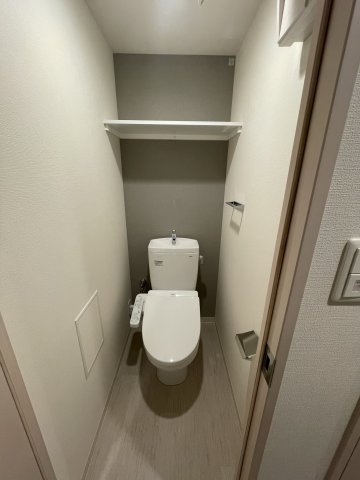 トイレ　同物件反転のお部屋の写真でございます。 間取り図を参照してく