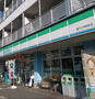 コンビニ　ファミリーマート 登戸小学校前店（コンビニ）まで135m
