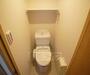 トイレ　ウォシュレットはもちろん、便利な棚付きのトイレです。