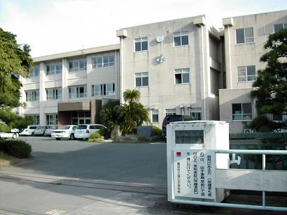 中学校　磐田市立城山中学校（中学校）まで822m