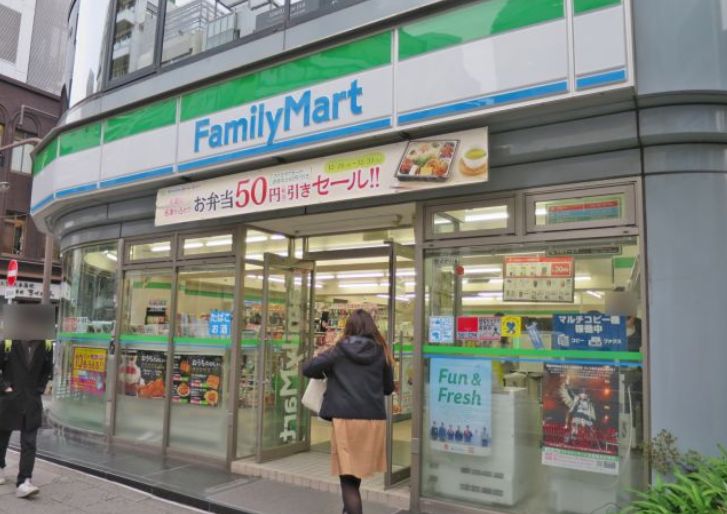 コンビニ　ファミリーマート神田鍛冶町三丁目店（コンビニ）まで158m