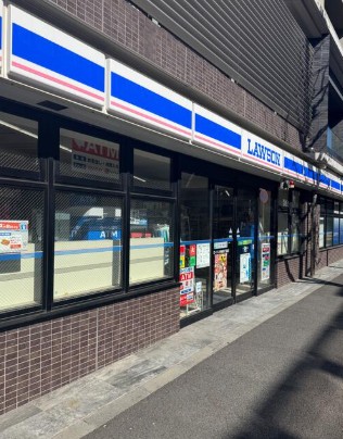 コンビニ　ローソン渋谷四丁目店（コンビニ）まで215m