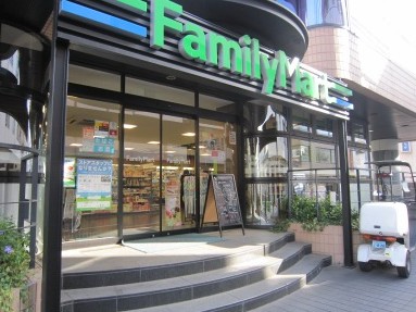 コンビニ　ファミリーマート南青山店（コンビニ）まで198m