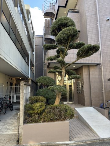 都営大江戸線 西新宿五丁目駅 徒歩5分 4階建 築34年の外観写真