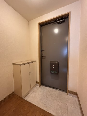 都営大江戸線 西新宿五丁目駅 徒歩5分 4階建 築34年の玄関写真
