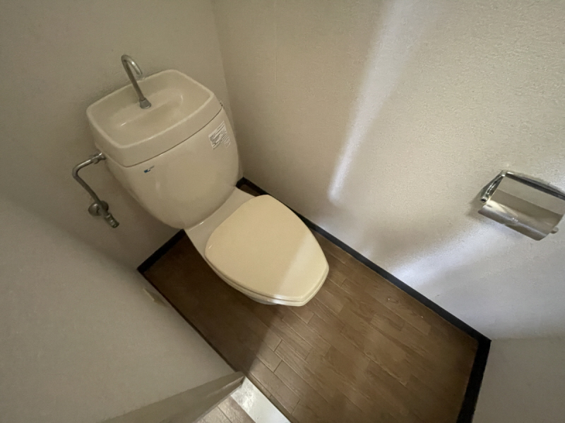ＪＲ山陽本線 明石駅 徒歩8分 4階建 築38年のトイレ写真