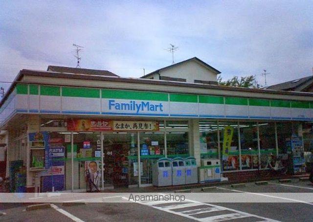 コンビニ　ファミリーマート（コンビニ）まで271m