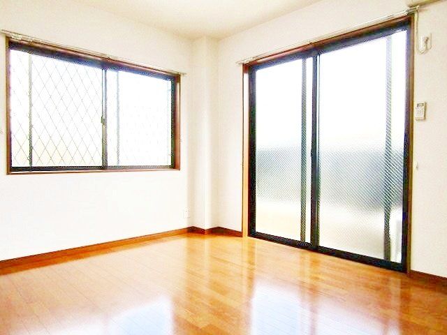 アンプルールフェール上永谷の居間写真