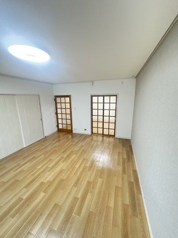 あやせグリーンハイツ8号棟の居間写真