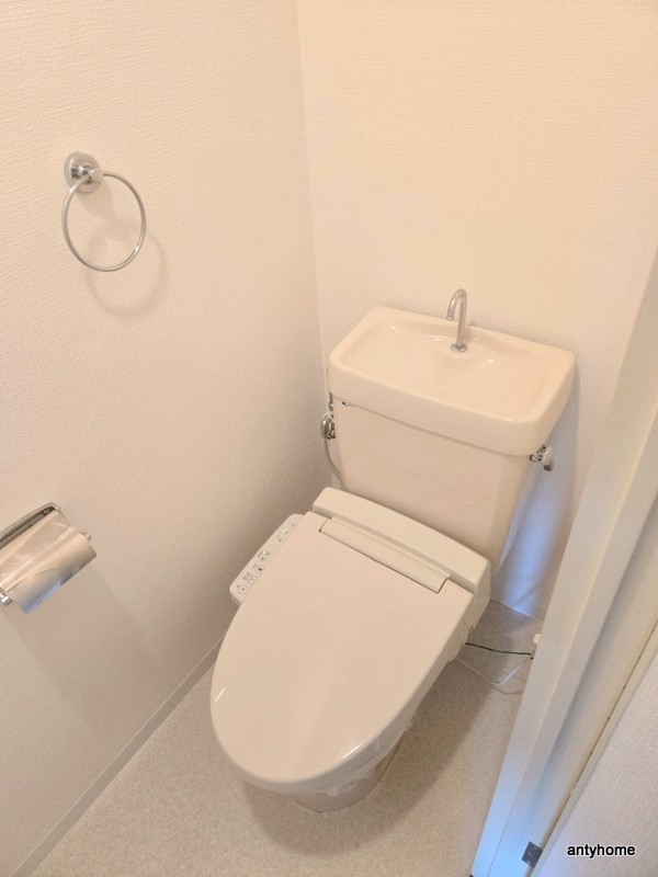 淡路駅前ビルのトイレ写真