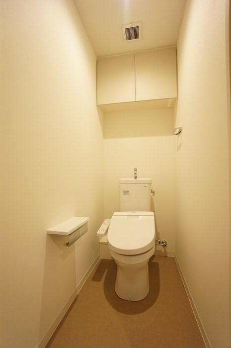 トイレ　ウォシュレット付きのトイレは棚やペーパーホルダーなど機能的