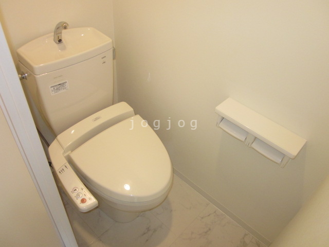 トイレ　嬉しい温水洗浄便座付きのトイレです。