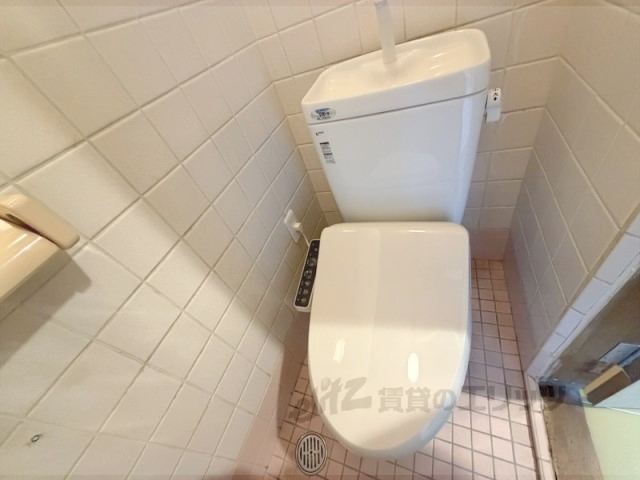 近鉄京都線 久津川駅 徒歩14分 2階建 築52年のトイレ写真