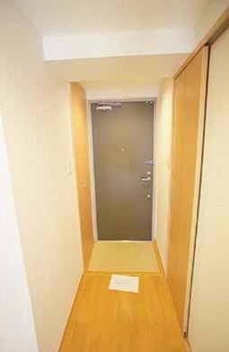 東急田園都市線 三軒茶屋駅 徒歩9分 5階建 築17年の玄関写真
