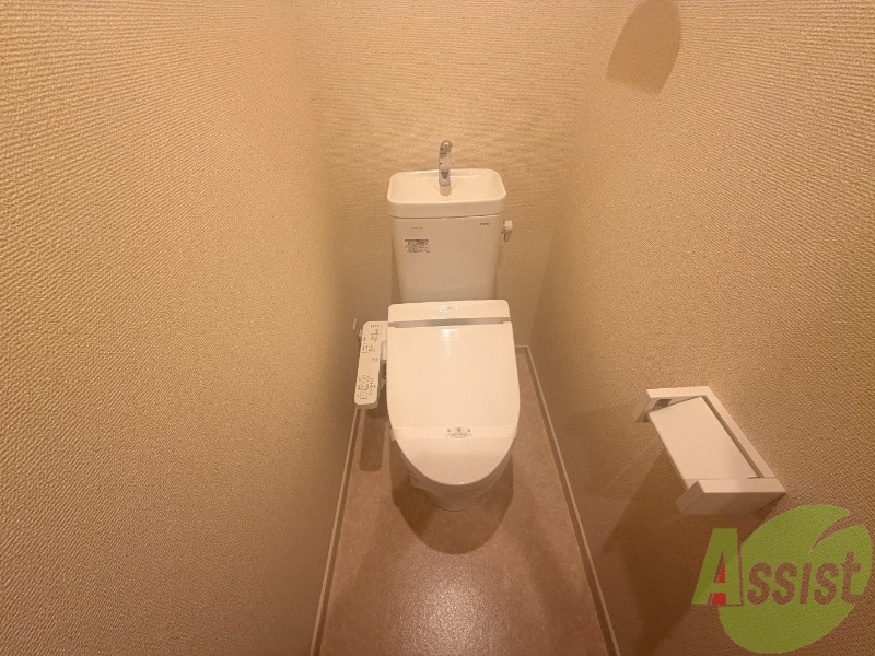 トイレ　トイレは温水洗浄便座です。シンプルな雰囲気になっています。