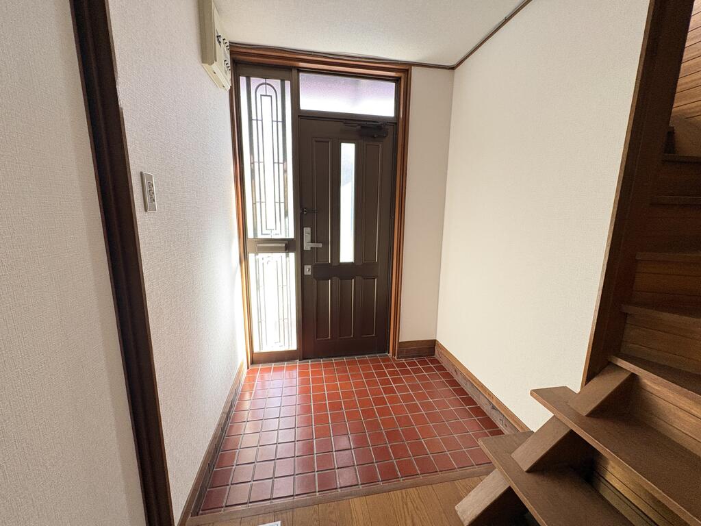 友井1丁目ガレージ付き貸家の玄関写真