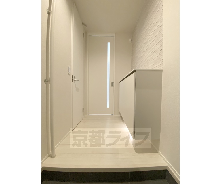 その他部屋・スペース　玄関から見た廊下です。