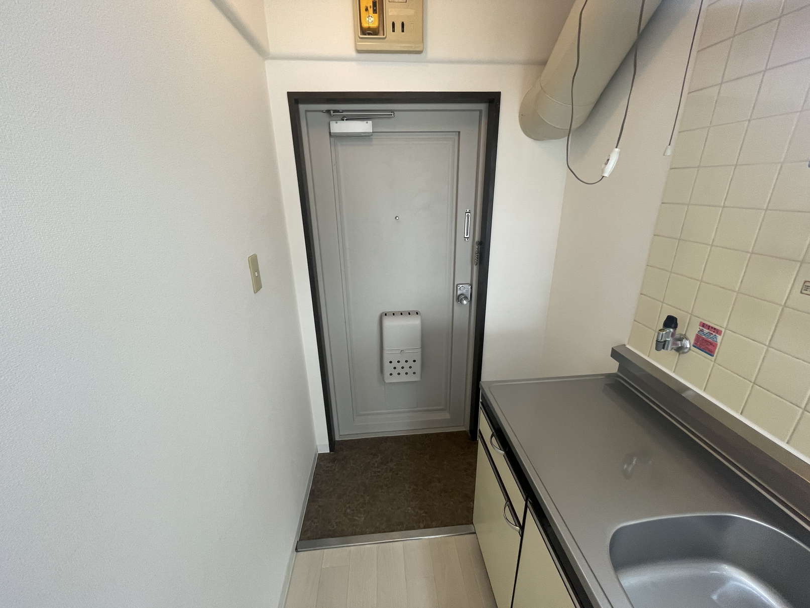 玄関　※同物件別号室の参考写真です。