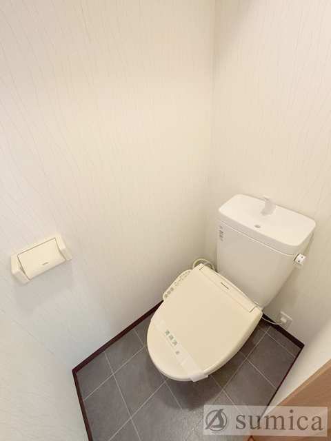 トイレ　人気アイテムの温水洗浄便座。清潔感のあるトイレです。