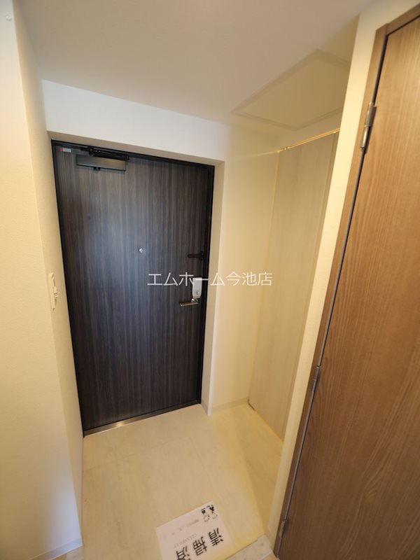 玄関　玄関　シューズボックス充実　洗濯機置き場