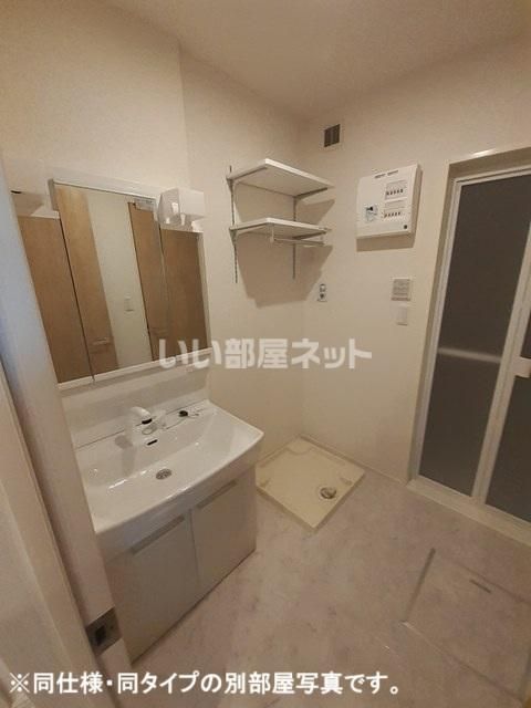 ＪＲ奥羽本線 弘前駅 バス乗車時間：25分 最寄りバス停で下車 徒歩3分 2階建 新築の玄関写真