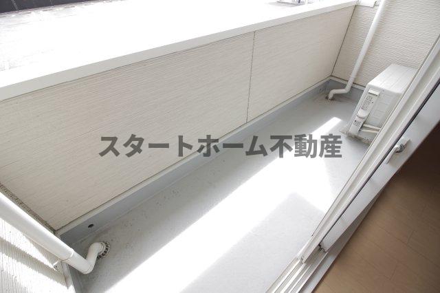 バルコニー　外からの目が気にならないバルコニーで洗濯物が干せます