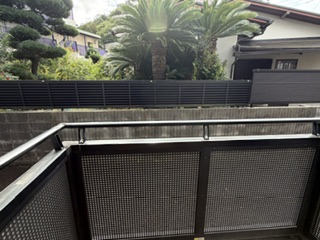 バルコニー　１階でもバルコニーあります　写真は別部屋の写真で、道路に面し