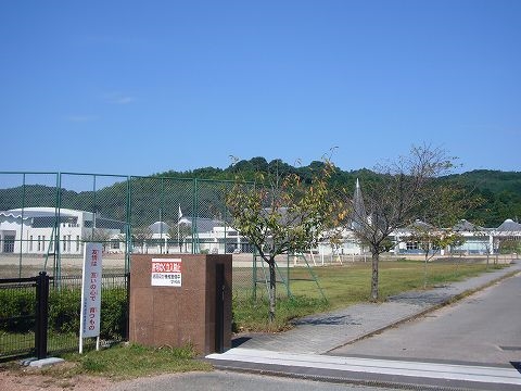 小学校　久山町立山田小学校（小学校）まで875m