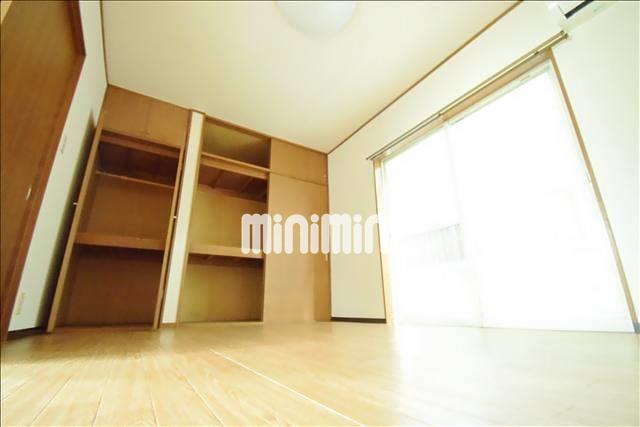 居室・リビング　６帖の収納充実のお部屋です☆