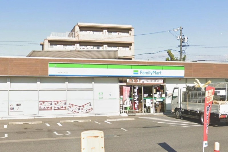 コンビニ　ファミリーマート 半田板山町店（コンビニ）まで677m