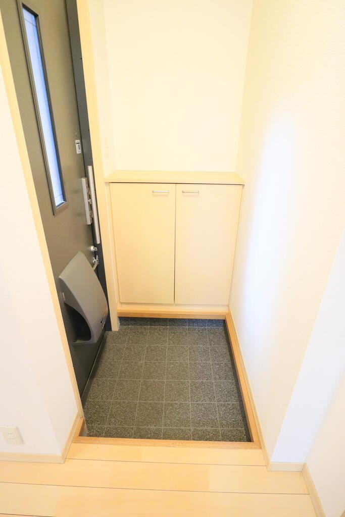 玄関　下駄箱の上には小物も飾れます