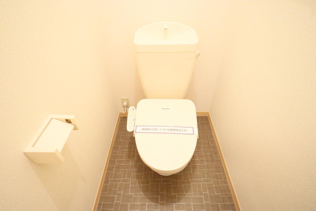トイレ　温水洗浄便座付きで寒い日でもおしりは暖かいです