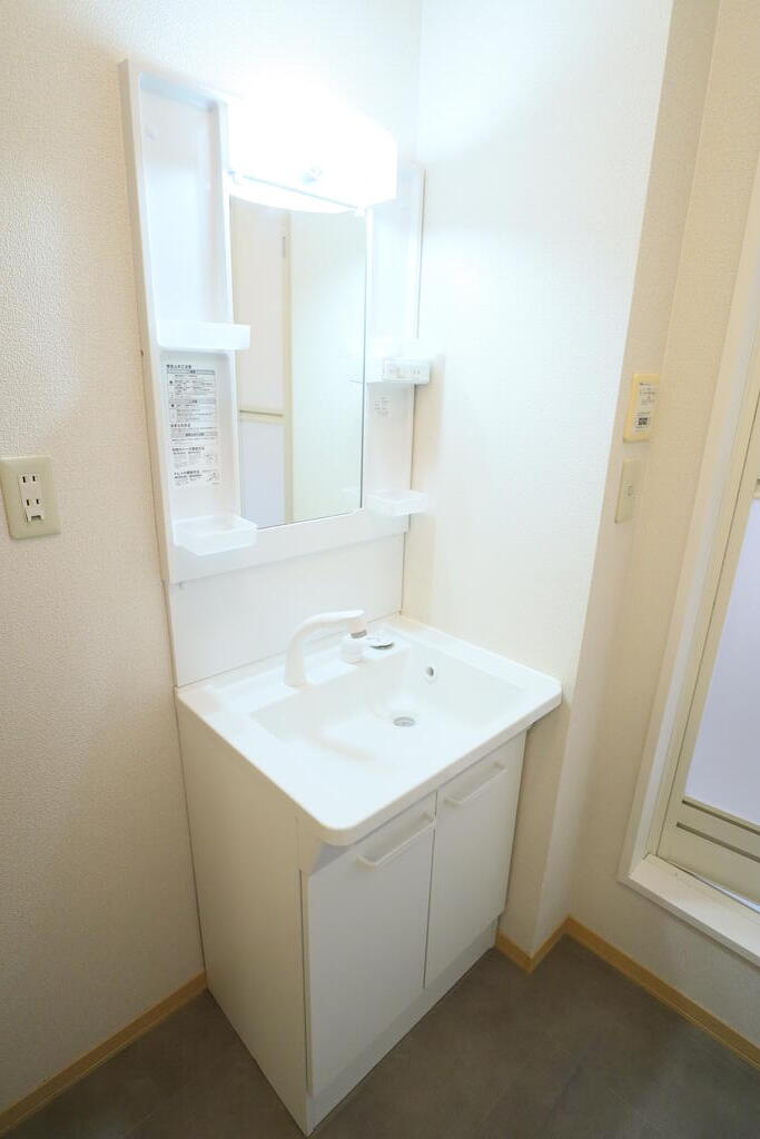 洗面設備　忙しい朝にも便利なシャワー付き洗面化粧台