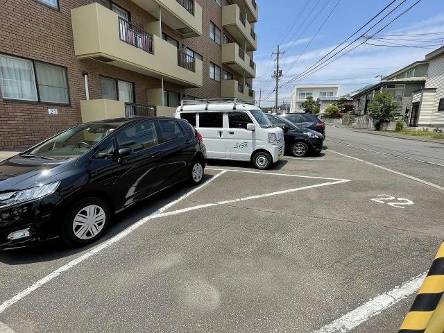 【函館市梁川町のマンションの駐車場】