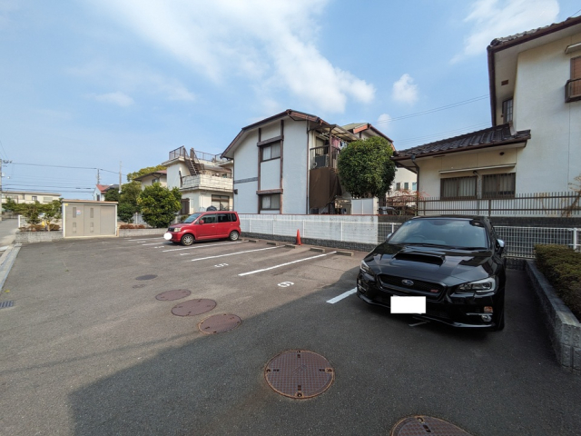 【松山市山越のアパートの駐車場】