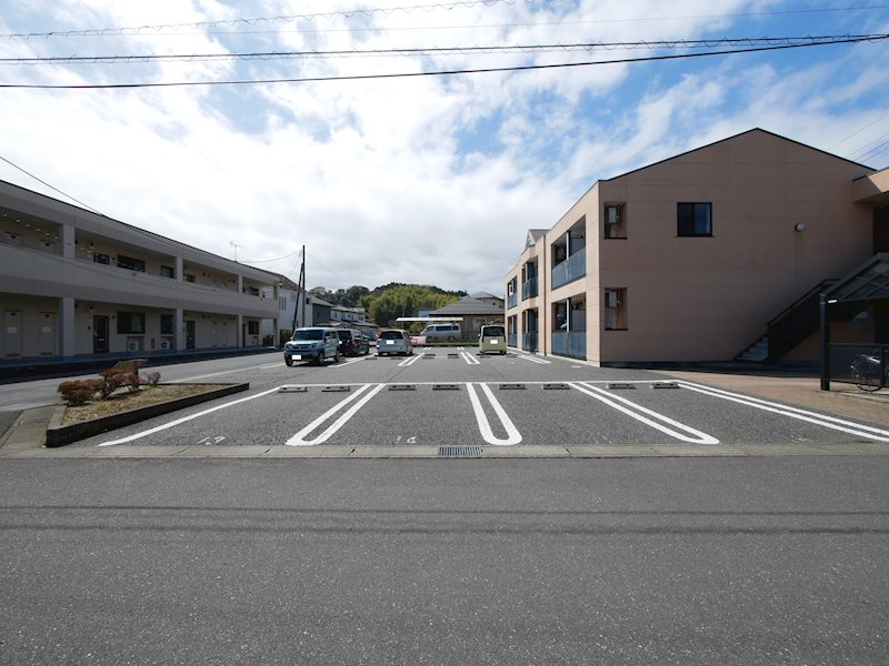 【コーポ・ブルースカイの駐車場】