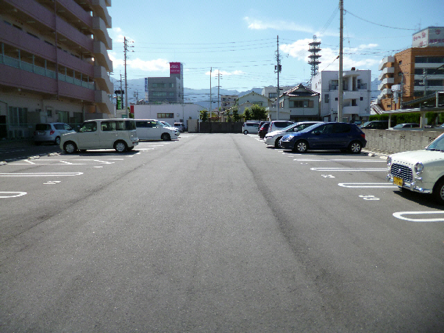 【コーナン徳常ビルの駐車場】