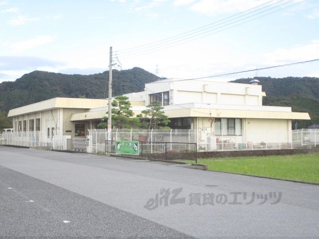 【米原市村居田のアパートの幼稚園・保育園】