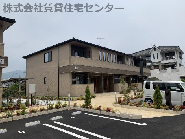 橋本市高野口町向島のアパートの建物外観