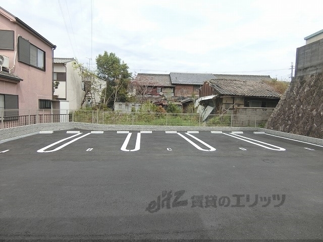 【大津市横木のアパートの駐車場】