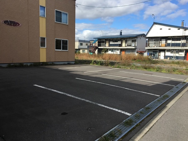 【旭川市東八条のアパートの駐車場】