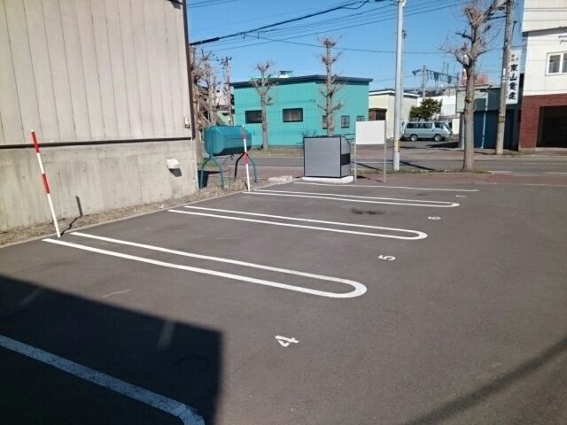 【旭川市東八条のアパートの駐車場】