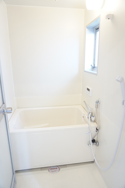 バス・シャワールーム　小窓付きのバスルームです☆