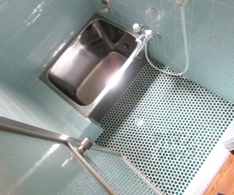 バス・シャワールーム　正方形のバスタブ。