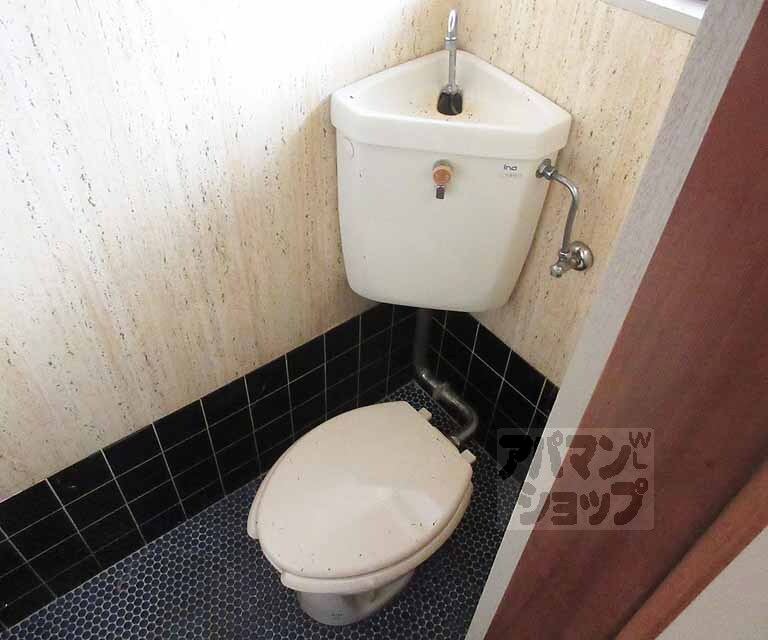 トイレ　手洗い付きのお手洗いです。